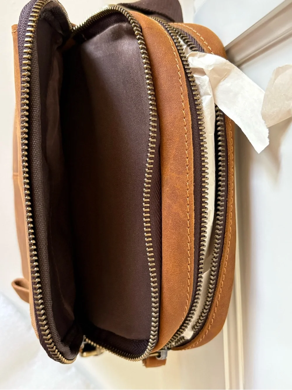 Men's Classic Leather Messenger Bag in Brown - Adjustable Crossbody
